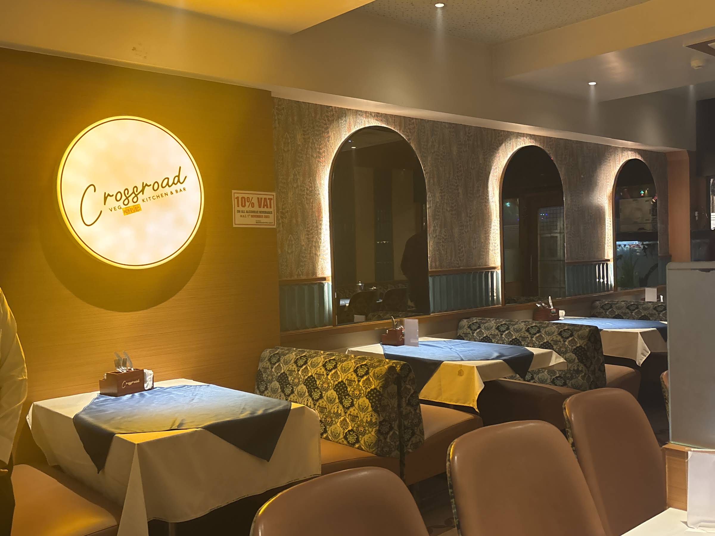 CROSSROAD Restaurant & Bar