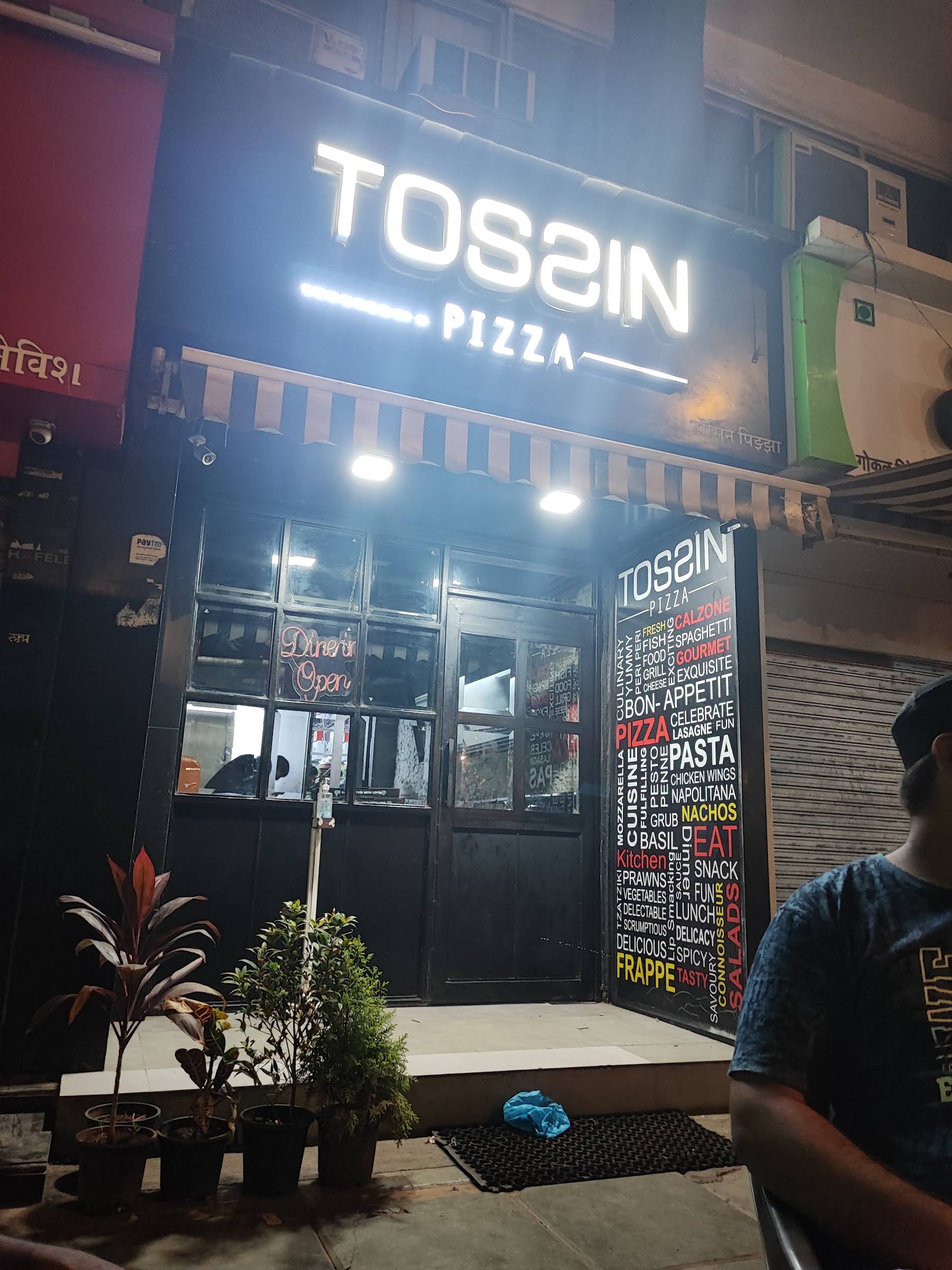 Tossin Pizza Hill Road Bandra | Best Pizza in Mumbai